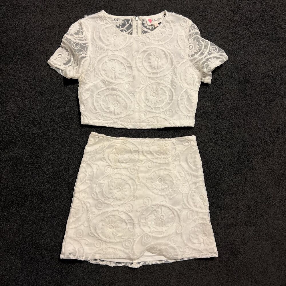 L'atiste white lace skirt set
